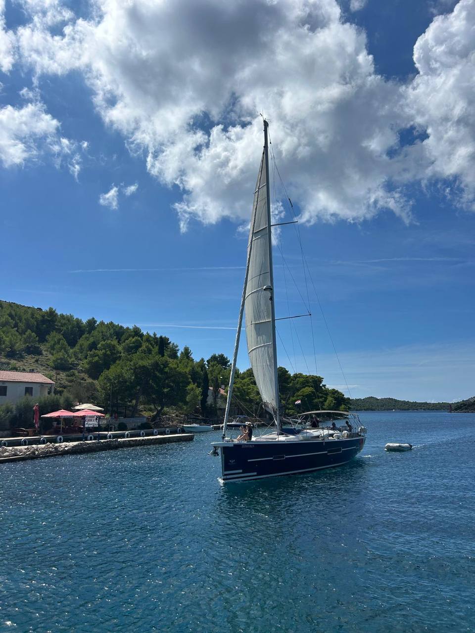 Barca a vela in baia